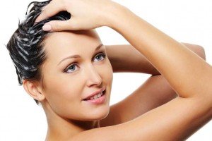 Mujer con mascarilla para el pelo