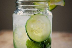 Agua de pepino para hidratarse