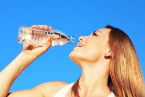 Mujer bebiendo agua
