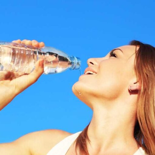 Mujer bebiendo agua