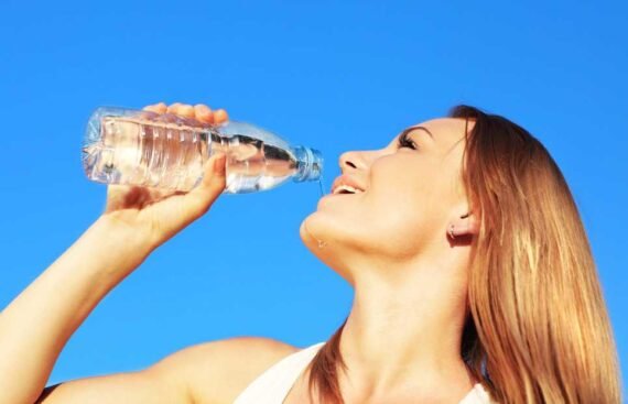 Mujer bebiendo agua