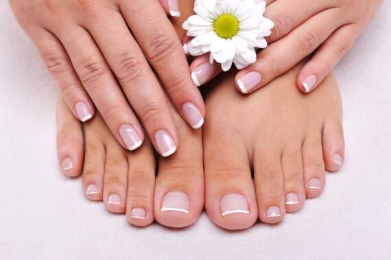 Mujer con manicura nutritiva