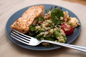Plato con alimentos constructores