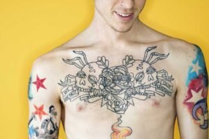 Hombre con tatuajes coloridos