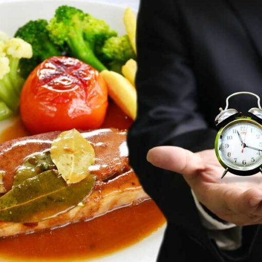 hombre-sosteniendo-un-reloj-comida