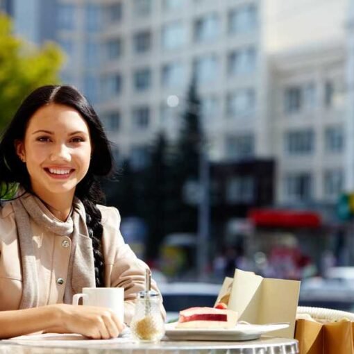 chica-desayunando-en-la-ciudad